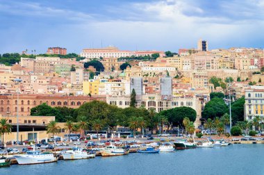 Cagliari'de gemilerle marina