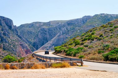 Sardunya tepelerde Cagliari karayolu araba ile Sahne