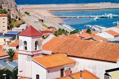 Akdeniz Sardunya'daki Buggerru şehrinde kilise manzarası