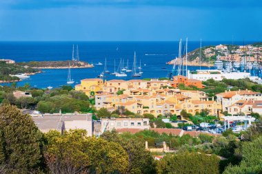 Porto Cervo Marina ve lüks yatlar ile Sahne