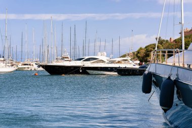 Porto Cervo'da Akdeniz'de lüks yatlarla marina