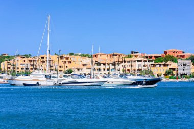 Porto Cervo'da Akdeniz'de lüks yatlarla marina