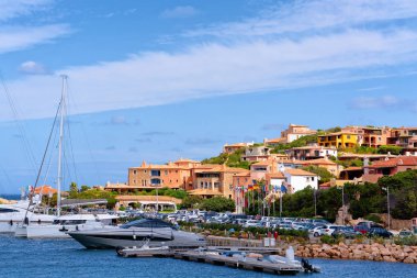 Porto Cervo'da Akdeniz yakınlarında lüks yatlarla marina