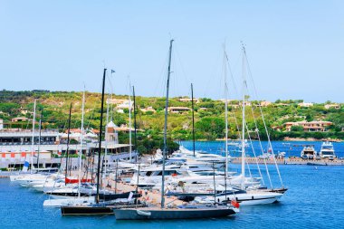 Porto Cervo'da Akdeniz'de lüks yatlarla marina