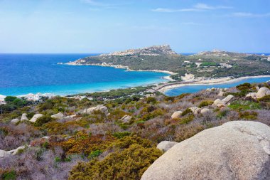Yol ve plaj Capo Testa Santa Teresa Gallura manzarası