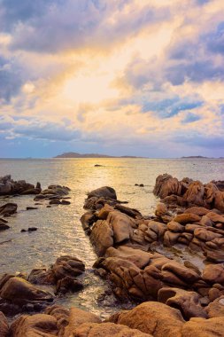 Costa Smeralda Capriccioli Plajı'nda romantik gündoğumu