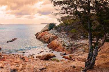 Costa Smeralda Capriccioli Plajı'nda romantik gündoğumu