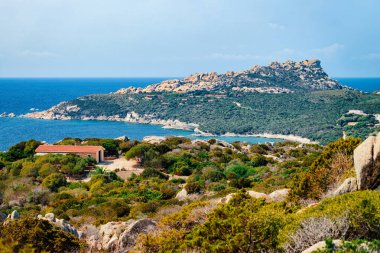 Capo Testa'da Akdeniz'de dağlarla manzara