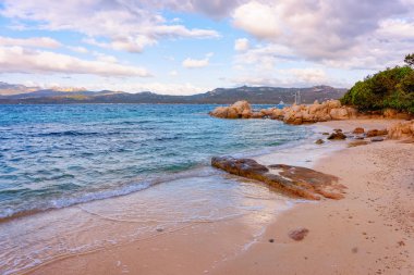 Costa Smeralda Capriccioli Plajı'nda romantik sabah gündoğumu