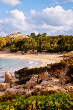 Costa Smeralda Capriccioli Plajı'nda romantik güneşli gün doğumu