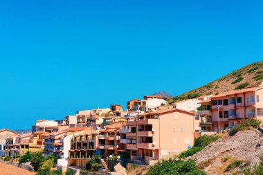 Tepelerde evler mimarisi ile Buggerru şehir