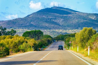 Sardunya Adası tepelerde Costa Smeralda yolda Araba