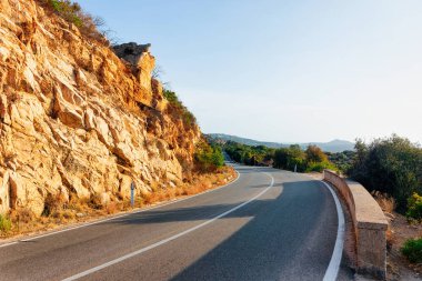 Sardunya Adası İtalya'da araba olmadan boş yol