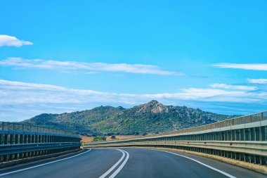 İtalya'da Sardunya Adası'nda arabasız boş yol