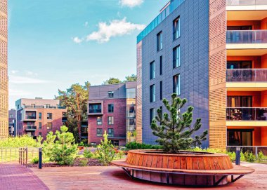 Apartman binalarının Modern mimari kompleksinde çam ağaçları