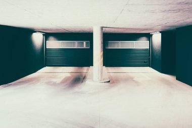 Modern konut binasında yeraltı otoparkı