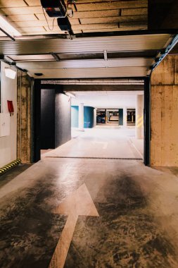 Modern apartmanda Yeraltı Otoparkı