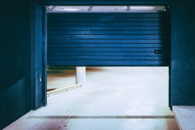 Konut mahallesinin modern garaj mimarisi