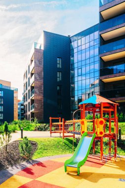 Konut bina çeyrek kompleksinde Çocuk oyun alanı