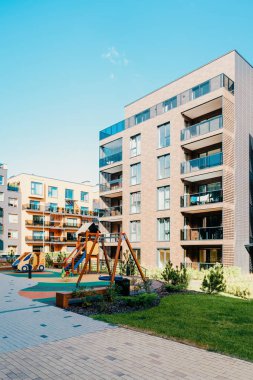 Apartman konut bina çeyrek kompleksinde Çocuk oyun alanı