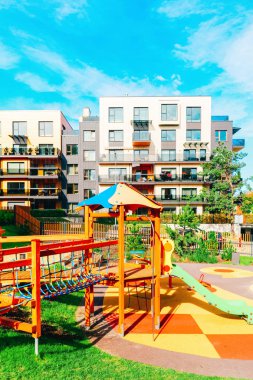 Apartman kompleksi çocuk oyun alanı