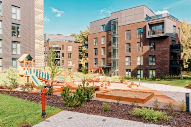 Konutların mimari kompleksinde zemin oynayan çocuklar