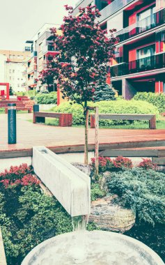 Modern apartman larda dekoratif çeşme mahalle