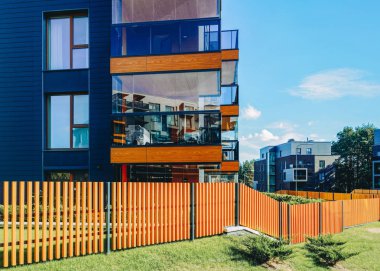 Konut binalarının Avrupa mimari kompleksinde çit