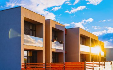 Yeni daire konut konağı bina açık konsept güneş ışığı