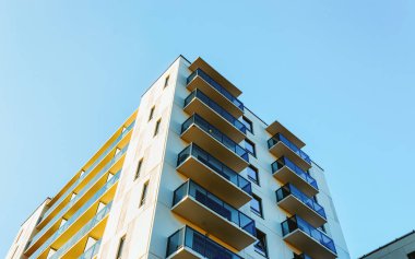 Apartman konut cephesi ve boş fotokopi alanı