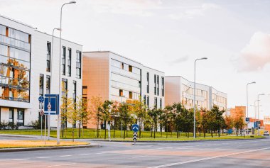 Sokak ile modern apartman konut bina kompleksi