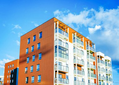 Modern yeni daire ev kopya uzay mavi gökyüzü bulutlar