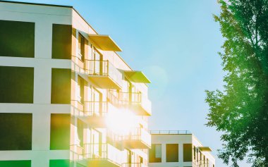 Cephe modern daire ev kopyalama alanı yeşil ağaç güneş ışığı