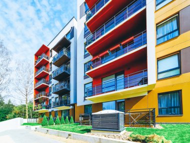 Açık hava tesisleri ile modern konut daire ve ev bina kompleksi