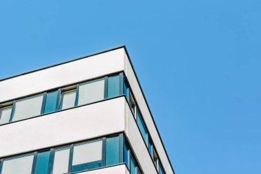 Modern kurumsal iş ofis bina gökdelen mavi gökyüzü