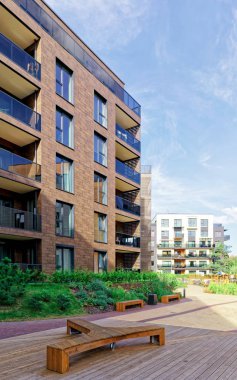 Dairelerin modern mimari kompleksinde Banklar apartmanlar