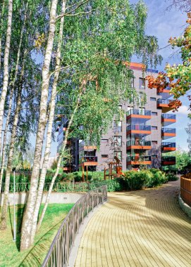 Huş ağaçları ve Modern cam daire Konut Binası