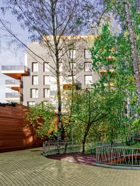 Huş ağaçları ve Modern cam konut binası