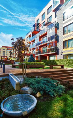 Dekoratif çeşme ve Modern binalar