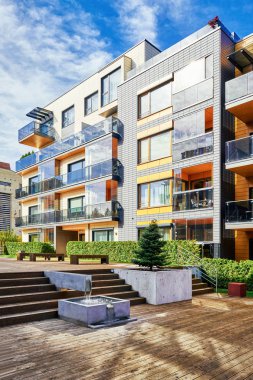 Modern merdiven ve çeşme ile konut kompleksinin