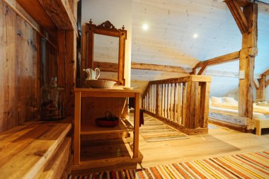 Ayna masa seramik tabaklar ile yatak odası parçası Iç