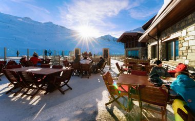 Hintertux Glacier Avusturya'da masaları olan sokak kafelerde insanlar