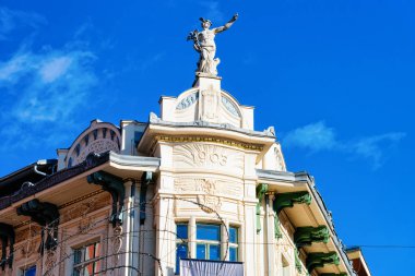 Ljubljana şehrinde Presernov meydanında heykeli ile eski bina