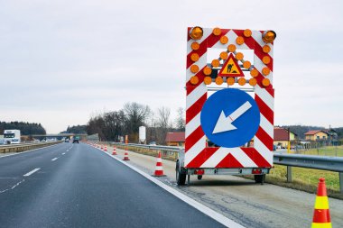 Sol aşağı ok yansıtıcı yön yol işareti