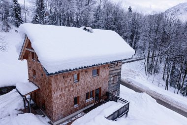 Bad Goisern Avusturya karlı kış manzara ile Ev mimarisi