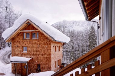 Bad Goisern Avusturya'da ev mimarisi ve karlı kış manzarası