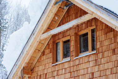 Pencere ve House mimarisinin çatı karlı kış Bad Goisern