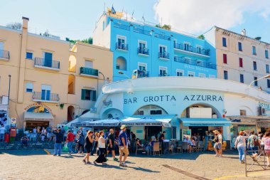 Masa Capri Adası ile Sokak kafe ve restoran İnsanlar