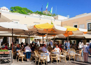 Masa Capri Adası ile Sokak kafe ve restoran İnsanlar