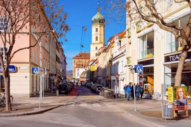 Franziskanerkirche ve insanlar Graz ile sokak görünümü